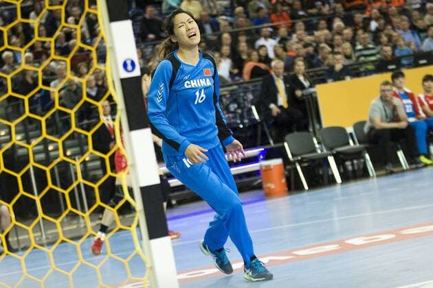Handball-Weltmeisterschaft der Frauen; Vorrunde Gruppe D; China - Niederlande 15:40 (9:20). Die chinesische Torfrau Wang Xiaohua ärgert sich über ein Gegentor. Leipzig Sachsen Deutschland