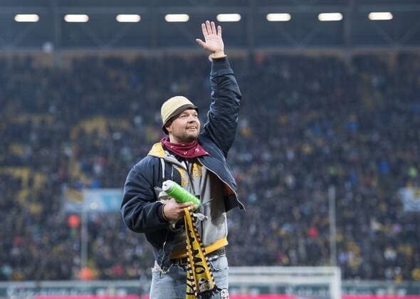 Fußball, 2. Liga, Saison 2017 2018, 16. Spieltag, SG Dynamo Dresden - FC Erzgebirge Aue, Sonntag (03.12.2017), DDV Stadion, Dresden. Fan Capo Stefan Lehmi Lehmann nach dem 4:0 Sieg.