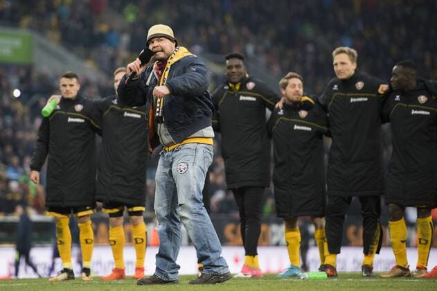 Fußball, 2. Liga, Saison 2017 2018, 16. Spieltag, SG Dynamo Dresden - FC Erzgebirge Aue, Sonntag (03.12.2017), DDV Stadion, Dresden. Dynamos Fan Capo Stefan Lehmi Lehmann verabschiedet sich.