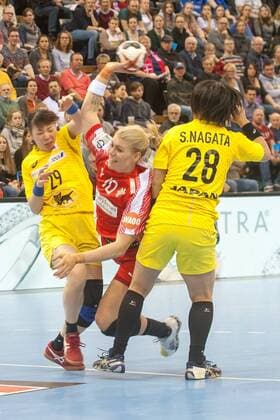 GER, IHF WM 2017, Japan (JPN) vs Dänemark (DEN) 03.12.2017, EWE Arena, Oldenburg, Germany, 23.IHF World Championship WM Weltmeisterschaft 2017 Women, first round, Group C, Japan vs Dänemark, im Bild Anri MATSUMURA, Shiori NAGATA ( JPN 29, 28 ) (DEN 10 )