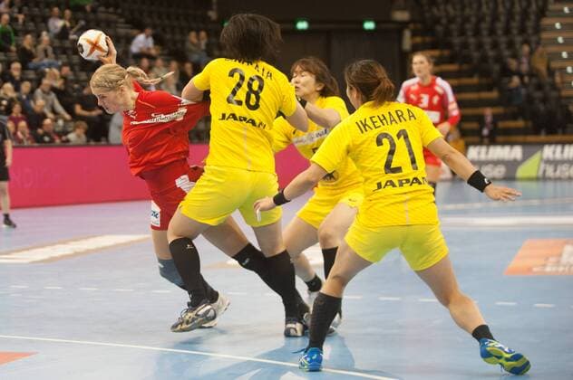 GER, IHF WM 2017, Japan (JPN) vs Dänemark (DEN) 03.12.2017, EWE Arena, Oldenburg, Germany, 23.IHF World Championship WM Weltmeisterschaft 2017 Women, first round, Group C, Japan vs Dänemark, im Bild Mana OHYAMA, Ayaka IKEHARA ( JPN 28 , 21) Sarah IVERSEN (DEN 5 )