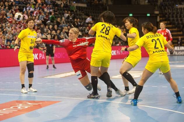 GER, IHF WM 2017, Japan (JPN) vs Dänemark (DEN) 03.12.2017, EWE Arena, Oldenburg, Germany, 23.IHF World Championship WM Weltmeisterschaft 2017 Women, first round, Group C, Japan vs Dänemark, im Bild Mana OHYAMA, Ayaka IKEHARA ( JPN 28 , 21) Sarah IVERSEN (DEN 5 )