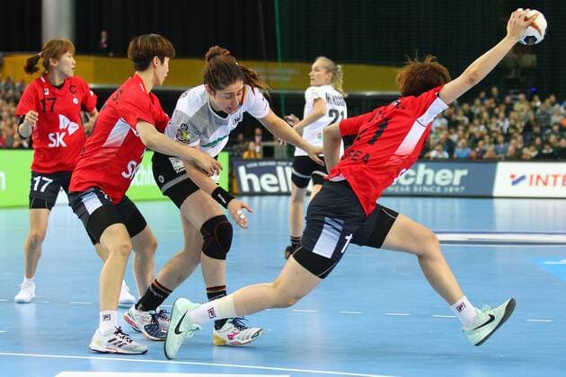 Germany Deutschland vs. Korea Suedkorea, 03.12.2017 23rd IHF Women s Handball World Championship WM Weltmeisterschaft Germany 2017, Preliminary round, Group D, Germany vs. Korea, Arena Leipzig. Handball Weltmeisterschaft der Frauen, Vorrunde, Gruppe D, Deutschland vs. Suedkorea. Im Bild: Eun Hee Ryu ( 11, KOR Ball), Jenny Karolius ( 6, GER).