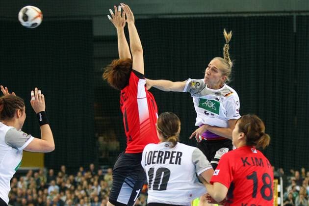 Bilder des Tages - SPORT Germany Deutschland vs. Korea Suedkorea, 03.12.2017 23rd IHF Women s Handball World Championship WM Weltmeisterschaft Germany 2017, Preliminary round, Group D, Germany vs. Korea, Arena Leipzig. Handball Weltmeisterschaft der Frauen, Vorrunde, Gruppe D, Deutschland vs. Suedkorea. Im Bild: Nadja Mansson ( 21, GER).