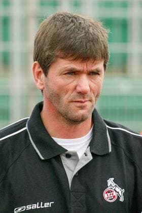 Aus Pokal VfL WOB. Am.- 1.FC Koeln 1:3. Hier Koeln Trainer Friedhelm Funkel am 31.08.2002. *** From Cup VfL WOB Am 1 FC Koeln 1 3 Here Koeln coach Friedhelm Funkel on 31 08 2002