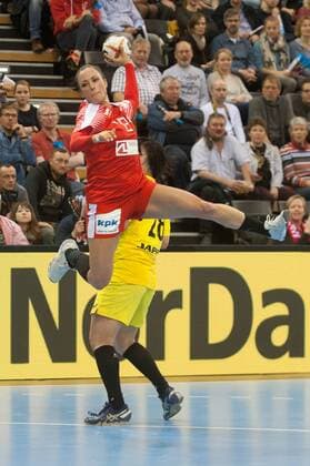 GER, IHF WM 2017, Japan (JPN) vs Dänemark (DEN) 03.12.2017, EWE Arena, Oldenburg, Germany, 23.IHF World Championship WM Weltmeisterschaft 2017 Women, first round, Group C, Japan vs Dänemark, im Bild Shiori NAGATA ( JPN 28 ) Simone BOHME (DEN 13 )