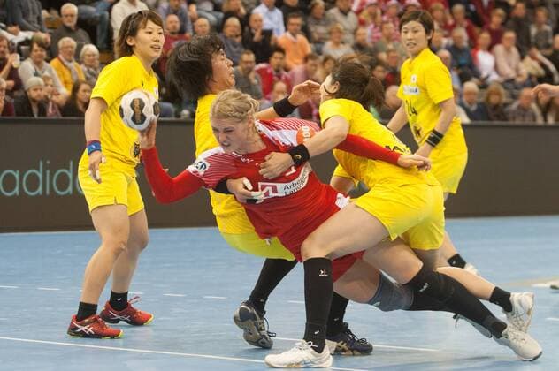 GER, IHF WM 2017, Japan (JPN) vs Dänemark (DEN) 03.12.2017, EWE Arena, Oldenburg, Germany, 23.IHF World Championship WM Weltmeisterschaft 2017 Women, first round, Group C, Japan vs Dänemark, im Bild Shiori NAGATA, Sayo SHIOTA ( JPN 28 , 5) Sarah IVERSEN (DEN 5)