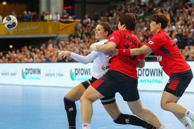 Germany Deutschland vs. Korea Suedkorea, 03.12.2017 23rd IHF Women s Handball World Championship WM Weltmeisterschaft Germany 2017, Preliminary round, Group D, Germany vs. Korea, Arena Leipzig. Handball Weltmeisterschaft der Frauen, Vorrunde, Gruppe D, Deutschland vs. Suedkorea. Im Bild: Julia Behnke ( 13, GER).