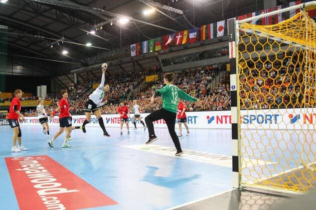 Germany Deutschland vs. Korea Suedkorea, 03.12.2017 23rd IHF Women s Handball World Championship WM Weltmeisterschaft Germany 2017, Preliminary round, Group D, Germany vs. Korea, Arena Leipzig. Handball Weltmeisterschaft der Frauen, Vorrunde, Gruppe D, Deutschland vs. Suedkorea. Im Bild: Julia Behnke ( 13, GER).