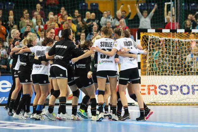 Germany Deutschland vs. Korea Suedkorea, 03.12.2017 23rd IHF Women s Handball World Championship WM Weltmeisterschaft Germany 2017, Preliminary round, Group D, Germany vs. Korea, Arena Leipzig. Handball Weltmeisterschaft der Frauen, Vorrunde, Gruppe D, Deutschland vs. Suedkorea. Im Bild: Team, Germany, Jubel, Sieg, Winner, Kreis, Circle.