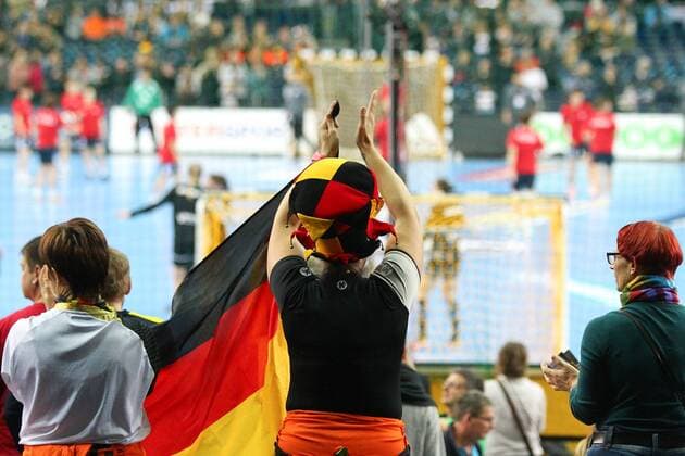 Germany Deutschland vs. Korea Suedkorea, 03.12.2017 23rd IHF Women s Handball World Championship WM Weltmeisterschaft Germany 2017, Preliminary round, Group D, Germany vs. Korea, Arena Leipzig. Handball Weltmeisterschaft der Frauen, Vorrunde, Gruppe D, Deutschland vs. Suedkorea. Im Bild: Fans, Supporter, Zuschauer, Spectators, Germany, Fahne, Flagge, Flag.