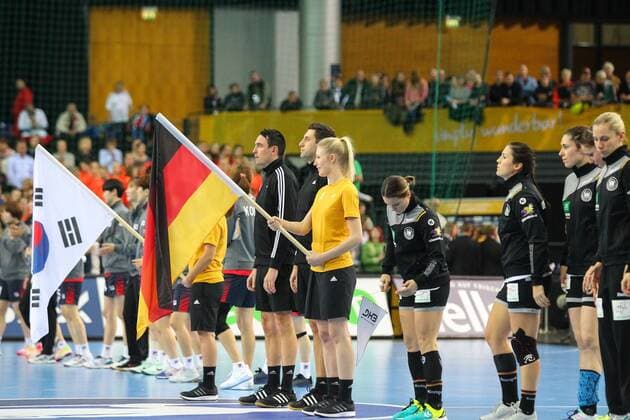 Germany Deutschland vs. Korea Suedkorea, 03.12.2017 23rd IHF Women s Handball World Championship WM Weltmeisterschaft Germany 2017, Preliminary round, Group D, Germany vs. Korea, Arena Leipzig. Handball Weltmeisterschaft der Frauen, Vorrunde, Gruppe D, Deutschland vs. Suedkorea. Im Bild: Fahnen, Flaggen, Flags.
