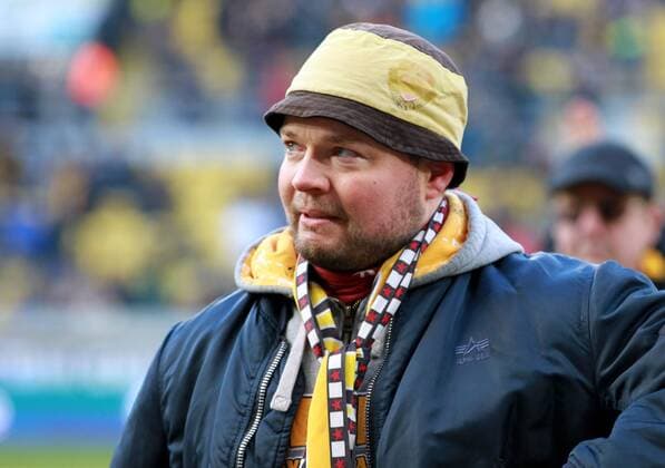 GER, 2.Bundesliga, SG Dynamo Dresden vs Fc Erzgebirge Aue 03.12.17, Dresden, Rudolf Harbig Stadion, DDV-Stadion, GER, Dresden, 2.Bundesliga, Saison 2017 2018, 16. Spieltag, SG Dynamo Dresden vs FC Erzgebirge Aue im Bild Vorsänger Capo Lehmi Stefan Lehmann (Dresden) beendet seine Tätigkeit nach 18 Jahren