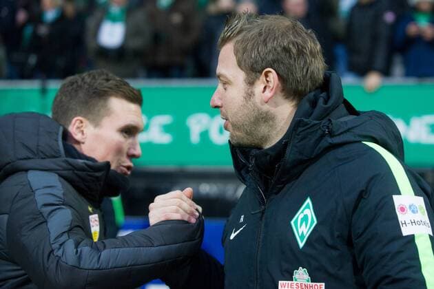 Trainer Hannes WOLF (li., S) gibt Trainer Florian KOHFELDT (HB) die Hand, Handschlag, Begruessung, Begrüssung, Fussball 1. Bundesliga, 14. Spieltag, Werder Bremen (HB) - VfB Stuttgart (S) 1:0, am 02.12.2017 in Bremen Deutschland. Â