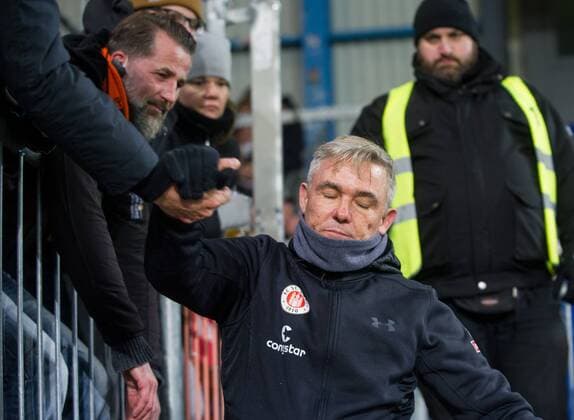 Trainer Olaf JANSSEN (Pauli) muss den Fans Rede und Antwort stehen, frustriert, Frust, gefrustet, enttaeuscht, enttäuscht, Enttäuschung, Enttaeuschung, traurig, Fussball 2. Bundesliga, 16. Spieltag, Arminia Bielefeld (BI) - FC St. Pauli (Pauli) 5:0, am 1.12.2017 in Bielefeld Deutschland. Â