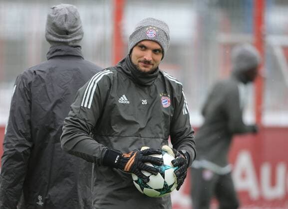 201712004, 1.CL, FC Bayern Abschlusstraining, Säbenerstrasse Muenchen, Fussball, im Bild: Tom Starke und Torwart Sven Ulreich (FCB)