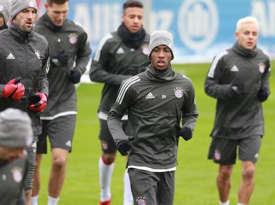 Kingsley Coman (Mitte), Rafinha, Thiago, Süle, Starke, Ribery - laufen Fussball FC Bayern München 04.12.2017 Training vor dem CL-Spiel gegen Paris Saint-Germain