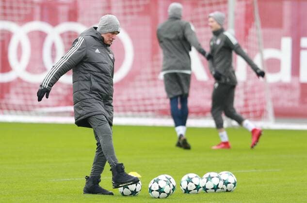 Trainer Jupp Heynckes am Ball Fussball FC Bayern München 04.12.2017 Training vor dem CL-Spiel gegen Paris Saint-Germain