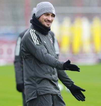 Mats Hummels gestikuliert Fussball FC Bayern München 04.12.2017 Training vor dem CL-Spiel gegen Paris Saint-Germain