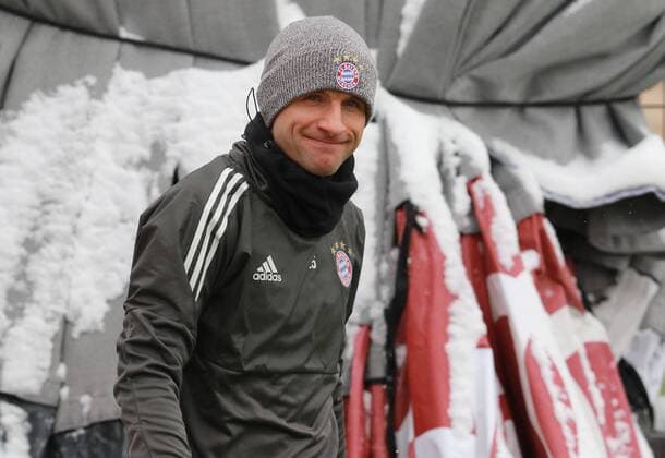 Themen der Woche Bilder des Tages - SPORT Thomas Müller auf dem Weg zum Training Fussball FC Bayern München 04.12.2017 Training vor dem CL-Spiel gegen Paris Saint-Germain
