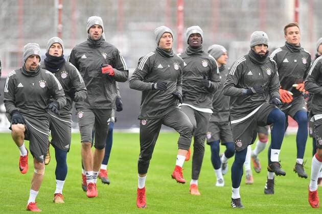 vorne v.li:Franck RIBERY (Bayern Muenchen),Robert LEWANDOWSKI (Bayern Muenchen),Javi (Javier) MARTINEZ (Bayern Muenchen),Spieler beim Warmlaufen,Aktion. Abschlusstraining FC Bayern Muenchen vor dem Champions League Spiel gegen Paris St.Germain. Trainingsgelaende an der Saebener Strasse, Fussball,am 04.12.2017.