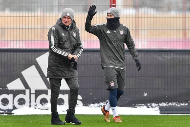 Jupp HEYNCKES (Trainer Bayern Muenchen) mit James RODRIGUEZ (Bayern Muenchen),der dick vermummt ist, Abschlusstraining FC Bayern Muenchen vor dem Champions League Spiel gegen Paris St.Germain. Trainingsgelaende an der Saebener Strasse, Fussball,am 04.12.2017.
