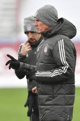 Jupp HEYNCKES (Trainer Bayern Muenchen),mit Franck RIBERY (Bayern Muenchen),Gestik,gibt Anweisungen. Abschlusstraining FC Bayern Muenchen vor dem Champions League Spiel gegen Paris St.Germain. Trainingsgelaende an der Saebener Strasse, Fussball,am 04.12.2017.