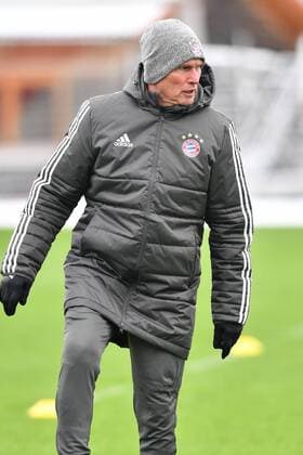 Jupp HEYNCKES (Trainer Bayern Muenchen), Einzelbild,angeschnittenes Einzelmotiv,Halbfigur,halbe Figur. Abschlusstraining FC Bayern Muenchen vor dem Champions League Spiel gegen Paris St.Germain. Trainingsgelaende an der Saebener Strasse, Fussball,am 04.12.2017.