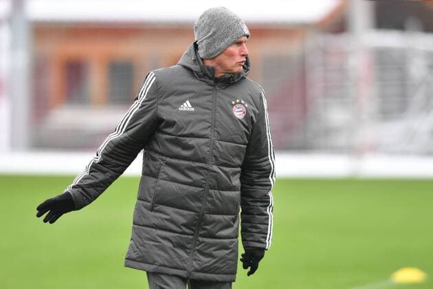 Jupp HEYNCKES (Trainer Bayern Muenchen), Gestik,gibt Anweisungen, Einzelbild,angeschnittenes Einzelmotiv,Halbfigur,halbe Figur. Abschlusstraining FC Bayern Muenchen vor dem Champions League Spiel gegen Paris St.Germain. Trainingsgelaende an der Saebener Strasse, Fussball,am 04.12.2017.