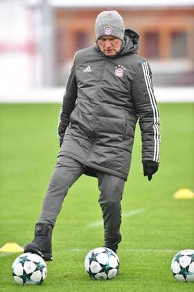 Jupp HEYNCKES (Trainer Bayern Muenchen), am Ball, Einzelbild,Freisteller,Ganzkoerperaufnahme,ganze Figur. Abschlusstraining FC Bayern Muenchen vor dem Champions League Spiel gegen Paris St.Germain. Trainingsgelaende an der Saebener Strasse, Fussball,am 04.12.2017.