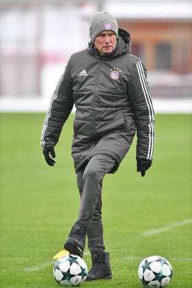 Jupp HEYNCKES (Trainer Bayern Muenchen), am Ball, Einzelbild,Freisteller,Ganzkoerperaufnahme,ganze Figur. Abschlusstraining FC Bayern Muenchen vor dem Champions League Spiel gegen Paris St.Germain. Trainingsgelaende an der Saebener Strasse, Fussball,am 04.12.2017.