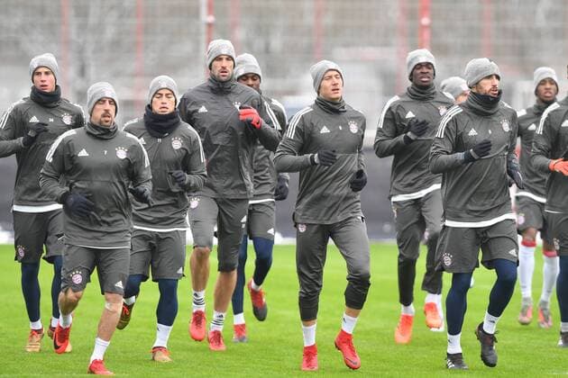 vorne v.li:Franck RIBERY (Bayern Muenchen),Robert LEWANDOWSKI (Bayern Muenchen),Javi (Javier) MARTINEZ (Bayern Muenchen),Spieler beim Warmlaufen,Aktion. Abschlusstraining FC Bayern Muenchen vor dem Champions League Spiel gegen Paris St.Germain. Trainingsgelaende an der Saebener Strasse, Fussball,am 04.12.2017.