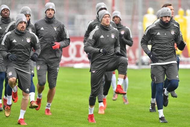 vorne v.li:Franck RIBERY (Bayern Muenchen),Robert LEWANDOWSKI (Bayern Muenchen),Javi (Javier) MARTINEZ (Bayern Muenchen),Spieler beim Warmlaufen,Aktion. Abschlusstraining FC Bayern Muenchen vor dem Champions League Spiel gegen Paris St.Germain. Trainingsgelaende an der Saebener Strasse, Fussball,am 04.12.2017.