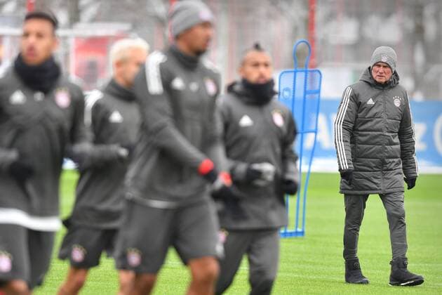 Jupp HEYNCKES (Trainer Bayern Muenchen) beobachtet seine Spieler beim Training. Abschlusstraining FC Bayern Muenchen vor dem Champions League Spiel gegen Paris St.Germain. Trainingsgelaende an der Saebener Strasse, Fussball,am 04.12.2017.