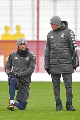 v.li:Thomas MUELLER (MÜLLER,Bayern Muenchen),Jupp HEYNCKES (Trainer Bayern Muenchen). Abschlusstraining FC Bayern Muenchen vor dem Champions League Spiel gegen Paris St.Germain. Trainingsgelaende an der Saebener Strasse, Fussball,am 04.12.2017.