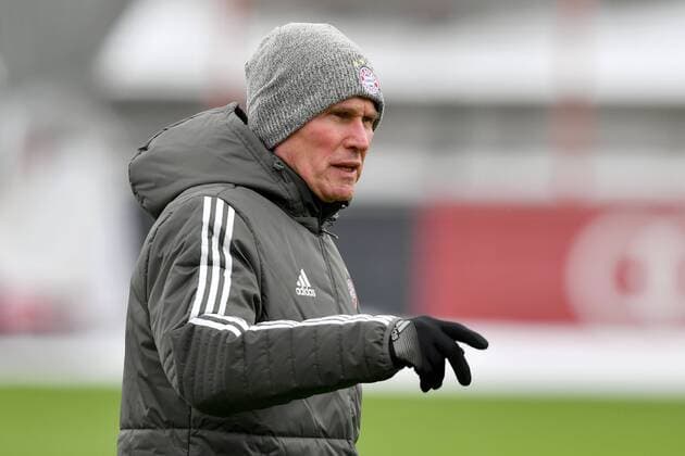 Jupp HEYNCKES (Trainer Bayern Muenchen), Gestik,gibt Anweisungen, Einzelbild,angeschnittenes Einzelmotiv,Halbfigur,halbe Figur. Abschlusstraining FC Bayern Muenchen vor dem Champions League Spiel gegen Paris St.Germain. Trainingsgelaende an der Saebener Strasse, Fussball,am 04.12.2017.