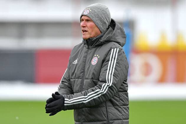 Jupp HEYNCKES (Trainer Bayern Muenchen),Gestik, Einzelbild,angeschnittenes Einzelmotiv,Halbfigur,halbe Figur. Abschlusstraining FC Bayern Muenchen vor dem Champions League Spiel gegen Paris St.Germain. Trainingsgelaende an der Saebener Strasse, Fussball,am 04.12.2017.