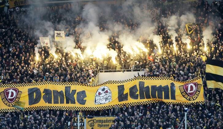 Dresden, 03.12.2017, Dynamo Stadion, Fussball, 2.Bundesliga, 16.Spieltag , SG Dynamo Dresden vs. FC Erzgebirge Aue 4:0 (2:0) , Im Bild; Dresden Fans danken ihrem Vorsänger Capo Stefan Lehmann. ,