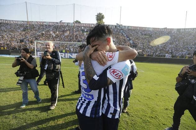 December 3, 2017 - Lima, PeroÆ’Ã‚Â - LA VICTORIA 3 DE DICIEMBRE DE 2017.Alianza Lima rompio la sequoÂ­a de toÂ­tulos, esa que llenaba de frustraciones a los seguidores mas fieles. El equipo blanquiazul vuelve a ser campeon luego de once anos tras ganar el Torneo Apertura y Clausura del presente ano...FOTOS: ALONSO CHERO Latino News - December 3, 2017  - ZUMAp94_ 20171203_zaf_p94_006 Copyright: xElxComerciox