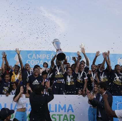 December 3, 2017 - Lima, PeroÆ’Ã‚Â - LA VICTORIA 3 DE DICIEMBRE DE 2017.Alianza Lima rompio la sequoÂ­a de toÂ­tulos, esa que llenaba de frustraciones a los seguidores mas fieles. El equipo blanquiazul vuelve a ser campeon luego de once anos tras ganar el Torneo Apertura y Clausura del presente ano...FOTOS: ALONSO CHERO Latino News - December 3, 2017  - ZUMAp94_ 20171203_zaf_p94_009 Copyright: xElxComerciox