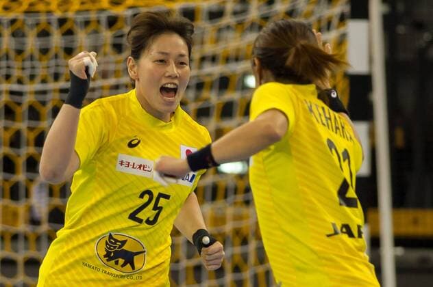 v.li., f.l.t.r.: Mana Ohyama (Japan, 25) und Ayaka Ikehara (Japan, 21) mit Torjubel, Jubel, Freude über das Tor, goal celebration, Handball, Frauen-Weltmeisterschaft, Japan - Dänemark,