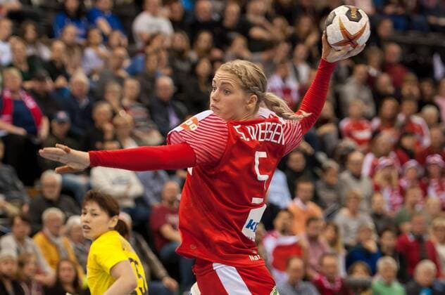Sarah Iversen (Dänemark, Denmark, 5) beim Wurf, throws the ball, Handball, Frauen-Weltmeisterschaft, Japan - Dänemark,