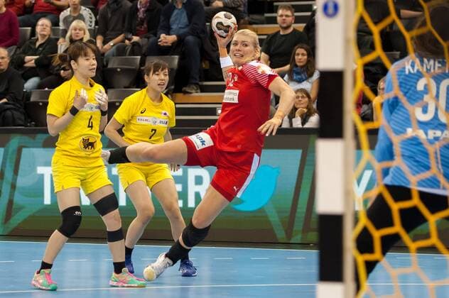 Kathrine Heindahl (Dänemark, Denmark, 10) beim Wurf, throws the ball, Handball, Frauen-Weltmeisterschaft, Japan - Dänemark,