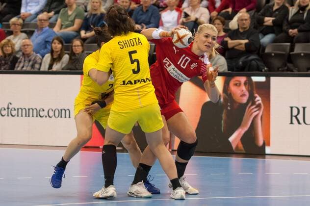 Kathrine Heindahl (Dänemark, Denmark, 10) am Ball, Einzelbild, Aktion, Action, plays the ball, Handball, Frauen-Weltmeisterschaft, Japan - Dänemark,
