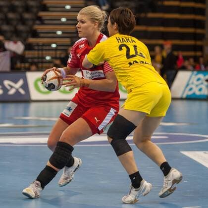 v.li., f.l.t.r.: Kathrine Heindahl (Dänemark, Denmark, 10) im Zweikampf, Duell mit, duel with Nozomi Hara (Japan, 24), Handball, Frauen-Weltmeisterschaft, Japan - Dänemark,