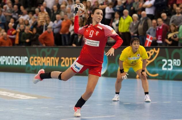Fie Woller (Dänemark, Denmark, 9) beim Siebenmeter, 7m, penalty, Handball, Frauen-Weltmeisterschaft, Japan - Dänemark,