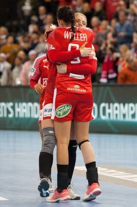 v.li., f.l.t.r.: Fie Woller (Dänemark, Denmark, 9) und Sarah Iversen (Dänemark, Denmark, 5) mit Jubel über den Sieg, Freude über das gewonnene Spiel, celebrate the win, Handball, Frauen-Weltmeisterschaft, Japan - Dänemark,