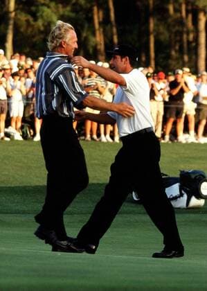 Jose Maria Olazabal Golf beim Masters 1999 in Augusta USA am 11.04.1999.Greg Norman gratuliert Olazabal zum 2.Masterssieg nach 1994. , Augusta USA