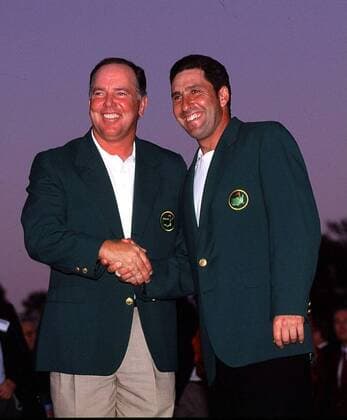 Jose Maria Olazabal Golf beim Masters 1999 in Augusta USA am 11.04.1999.Mark O Meara gibt Olazabal das Green Jacket. , Augusta USA