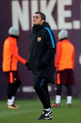 FC Barcelona Barca s head coach Ernesto Valverde leads a training session of the team at the Joan Gamper facilities in Barcelona, Spain, 4 December 2017. Barcelona will face Sporting on a Champions League match on 5 December 2017. FC Barcelona training session !ACHTUNG: NUR REDAKTIONELLE NUTZUNG!  Copyright: xAlejandroxGarciax GRAF3883 20171204-636480126577239634